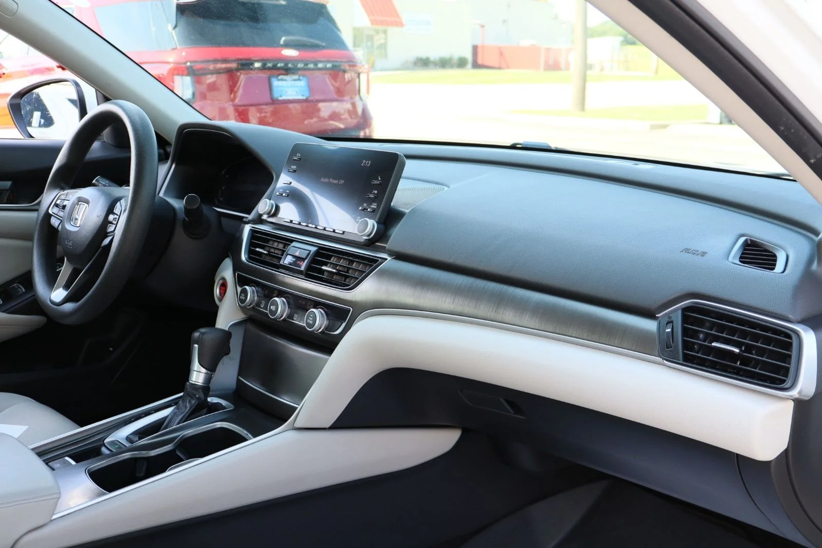 Used 2018 White Honda LX image 36