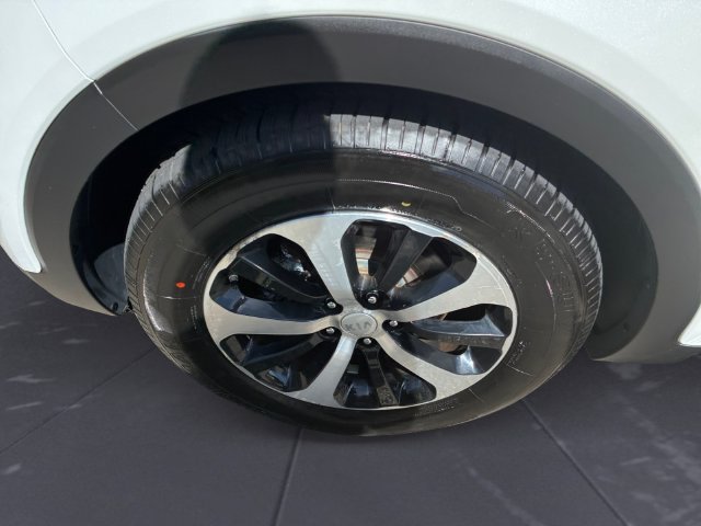 Used 2016 White Kia EX image 45