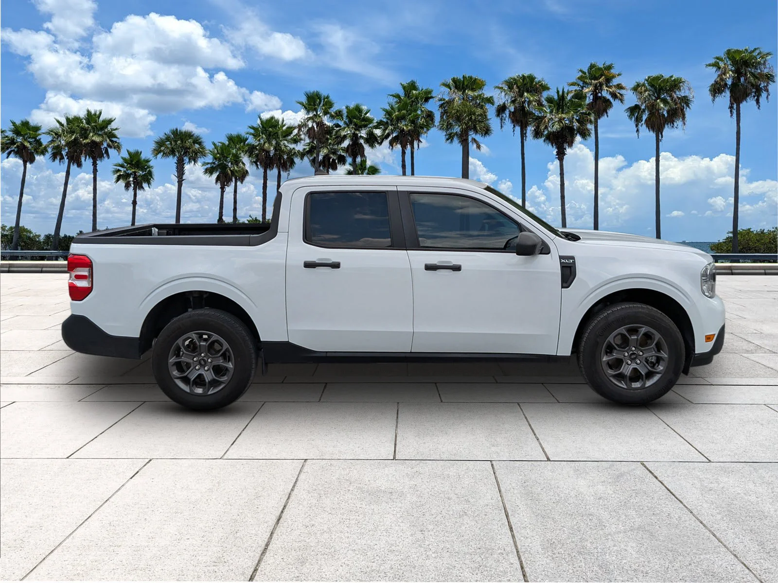 Certified Used 2024 Oxford White Clearcoat Ford XLT image 9