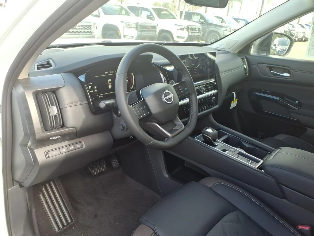 New 2026 Everest White Pearl TriCoat Nissan Platinum image 8