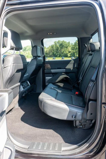 Used 2023  Ford Lariat image 10