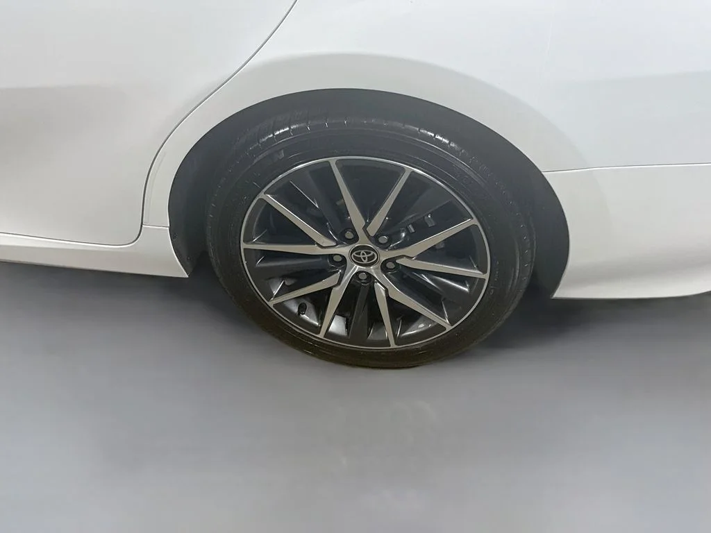 Used 2021 Wind Chill Pearl Toyota Hybrid XLE image 31