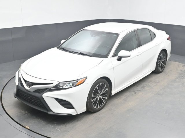 Used 2018 White Toyota SE image 14