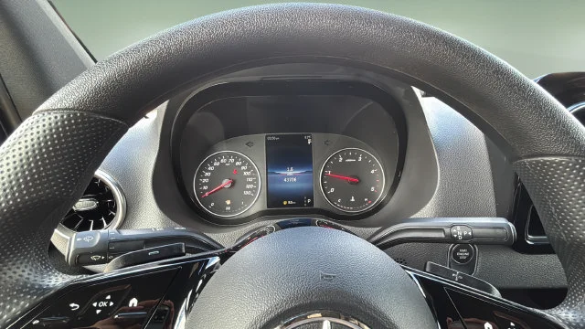 Used 2025  Mercedes-Benz NA image 22