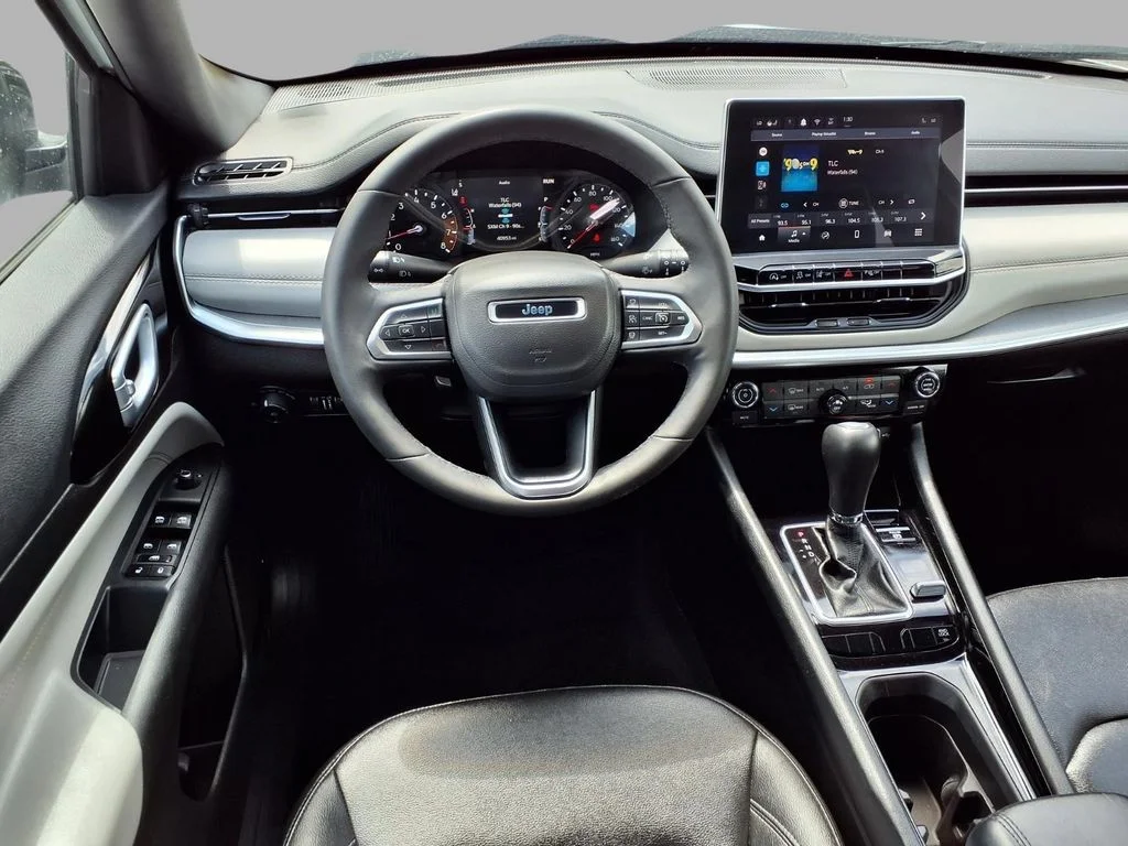 Used 2025 White Jeep Limited image 4