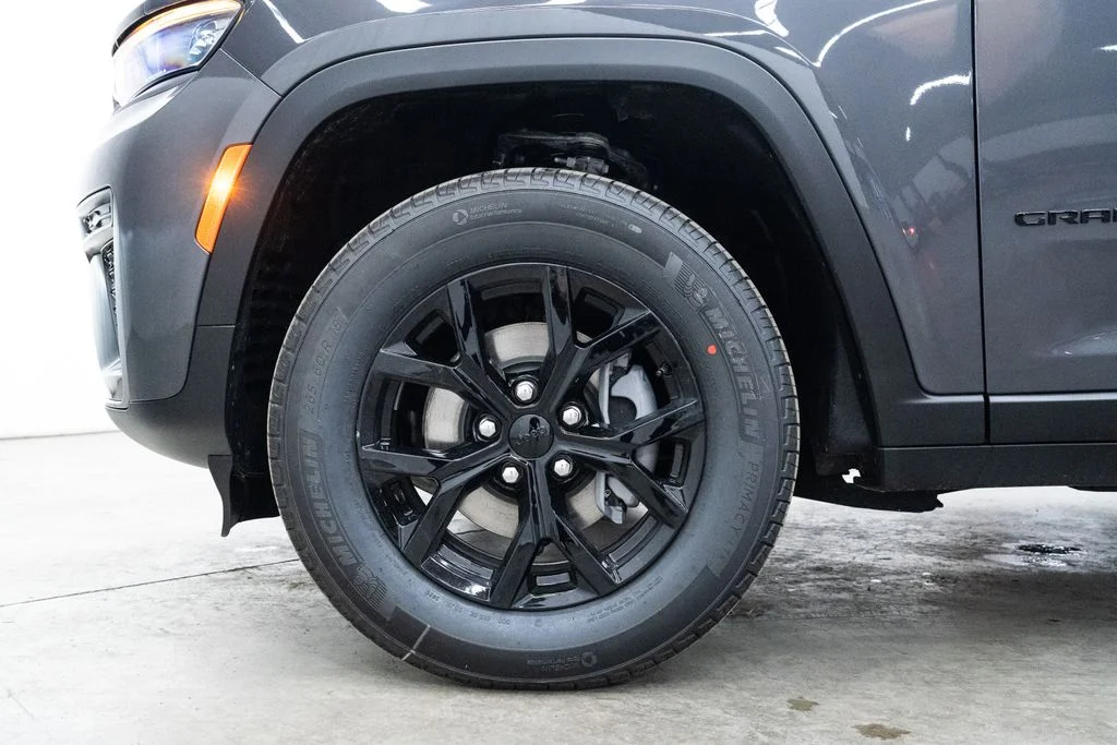 New 2026 Baltic Gray Metallic Clear-Coat Exterior Paint Jeep Altitude image 7