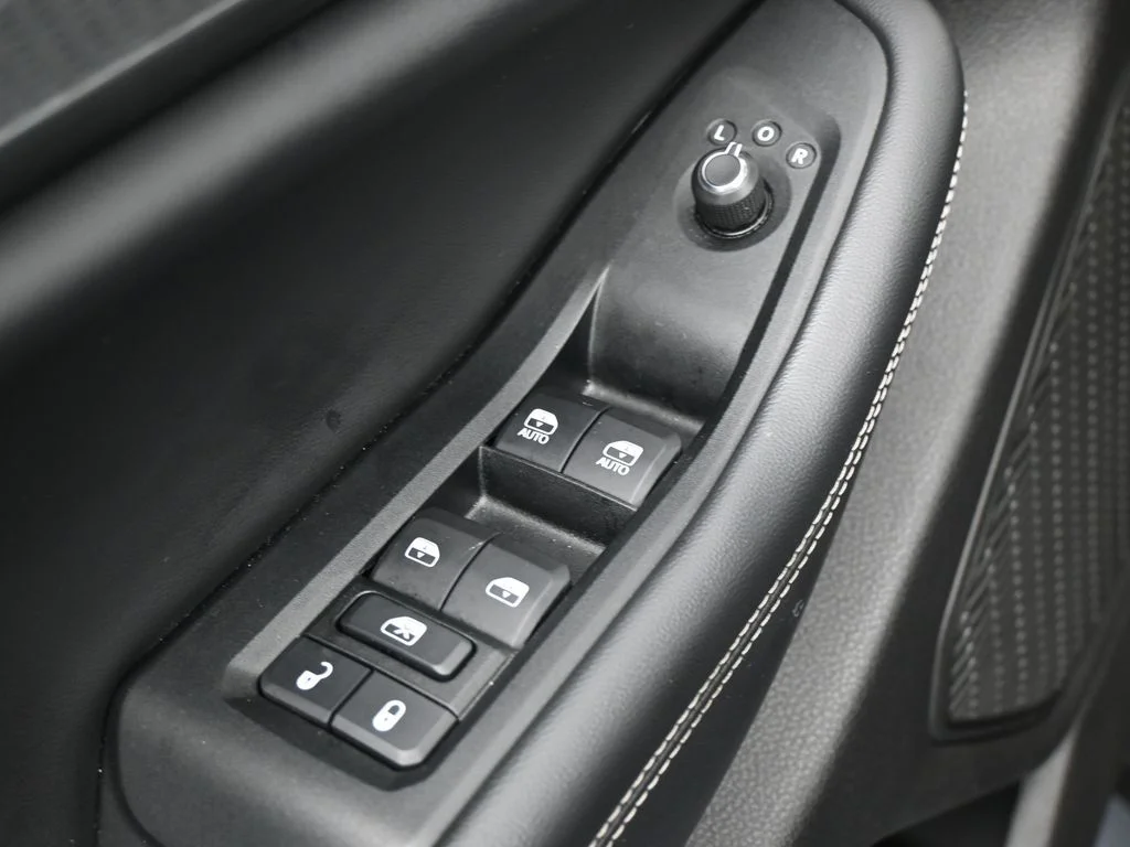 Used 2023 Diamond Black Crystal Pearlcoat Jeep Altitude image 13
