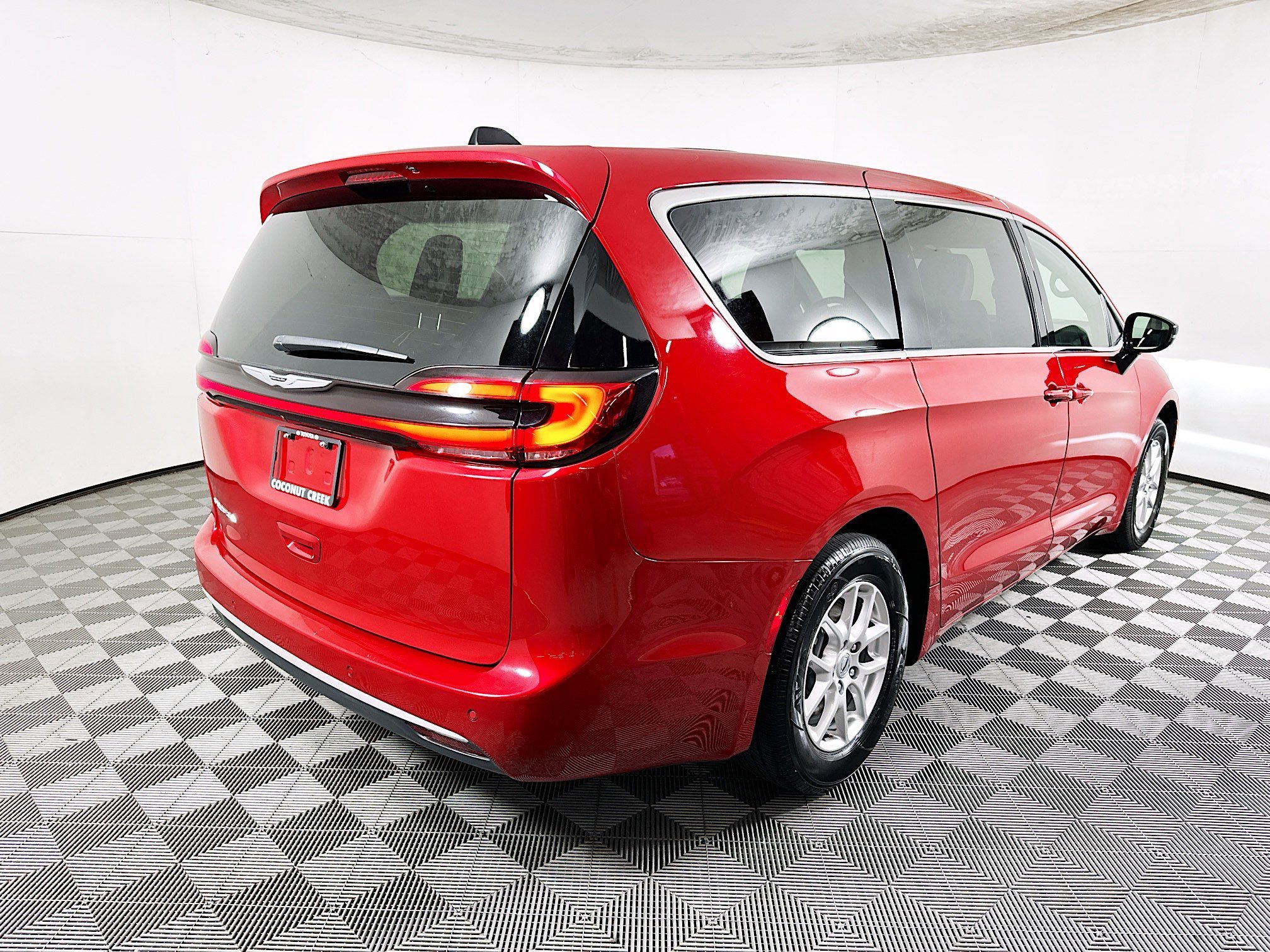 2025 Chrysler Pacifica thumbnail 5