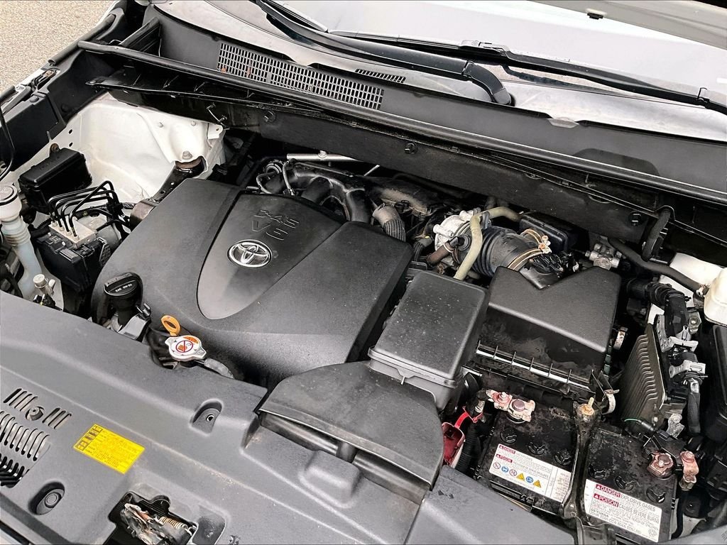 Used 2019 White Toyota XLE image 36