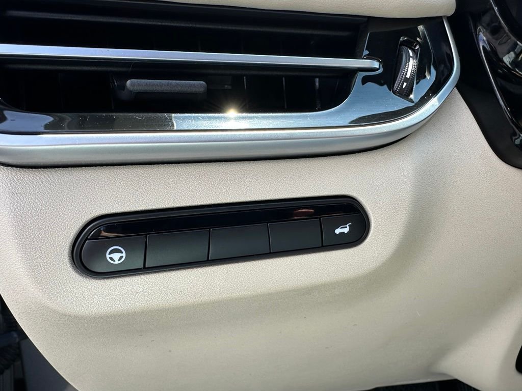 Used 2022 Gray INFINITI LUXE image 11