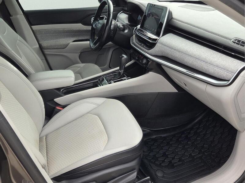 Used 2022 Crystal Metallic JEEP LATITUDE 4X4 image 18