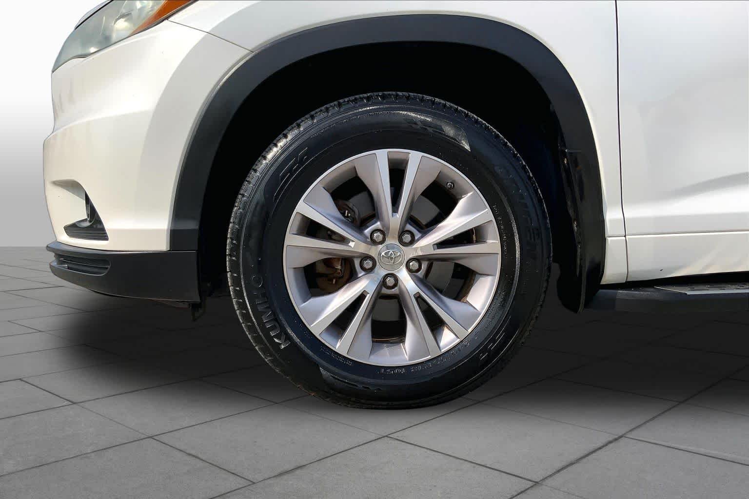 Used 2015 Blizzard Pearl Toyota LE Plus image 11