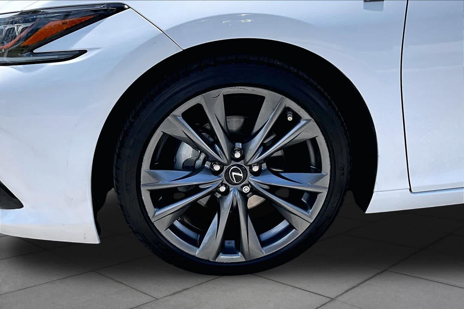 Used 2019 Ultra White Lexus F SPORT image 11