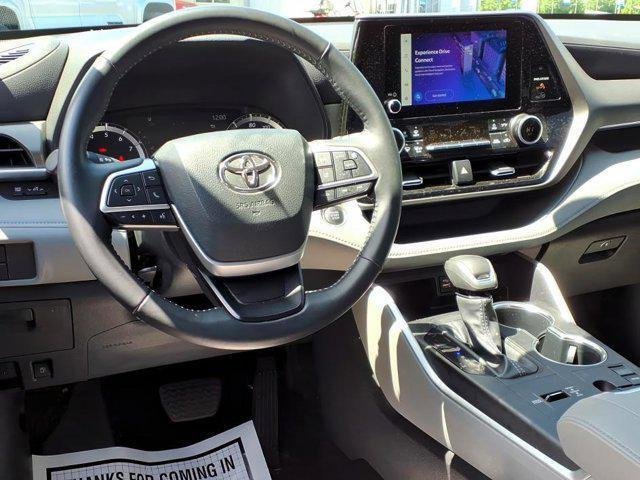 2025 Toyota Highlander LE - Photo 11