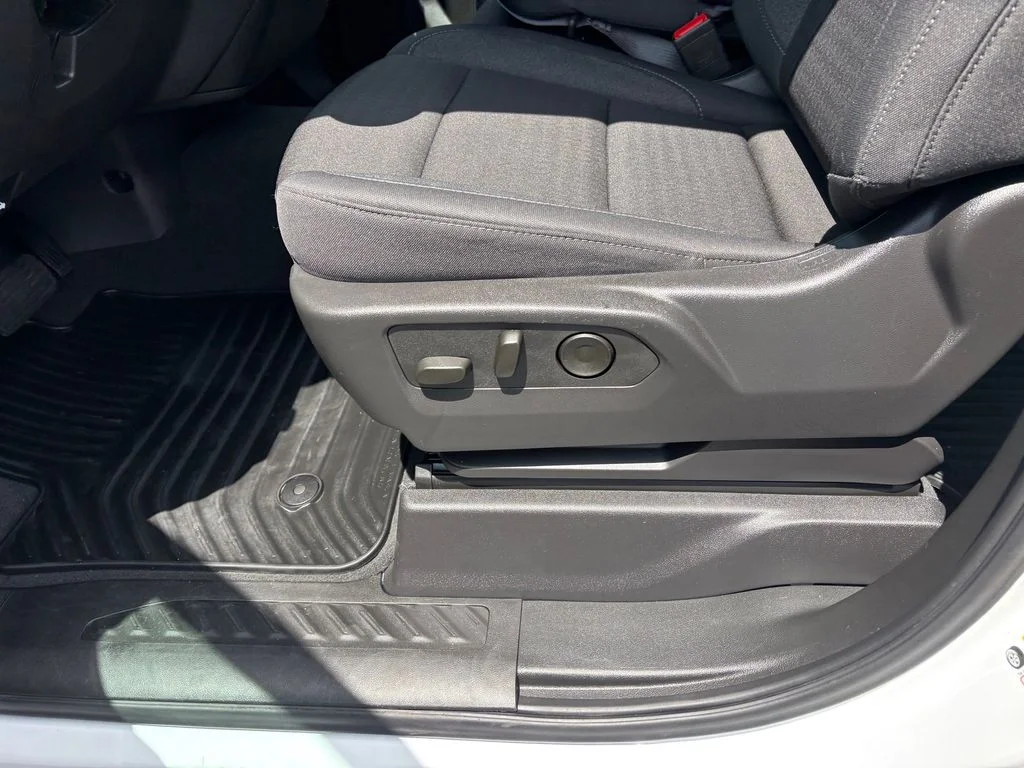 Used 2025 White Chevrolet Custom image 22