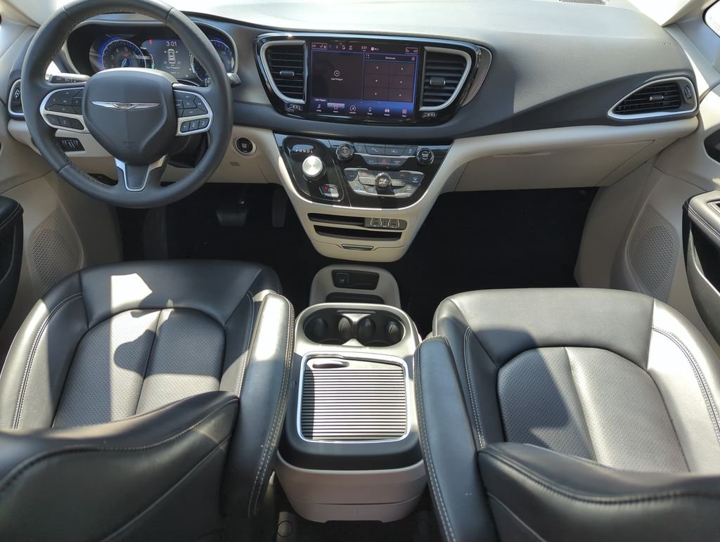 Used 2023 Silver Chrysler Touring L image 14