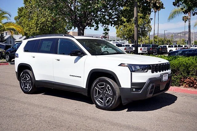 New 2026 Bright White Clear-Coat Exterior Paint Jeep Limited image 5