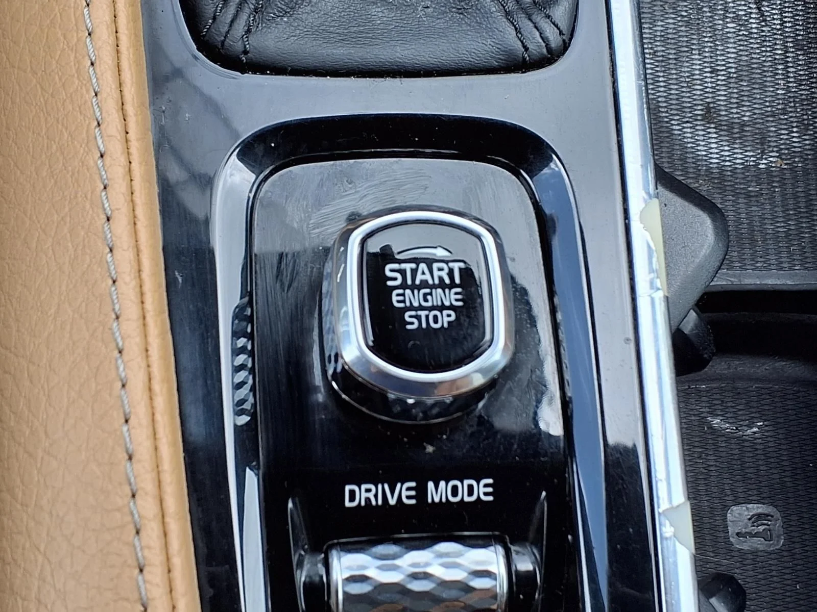 Used 2018 Gray Volvo T6 Momentum image 17