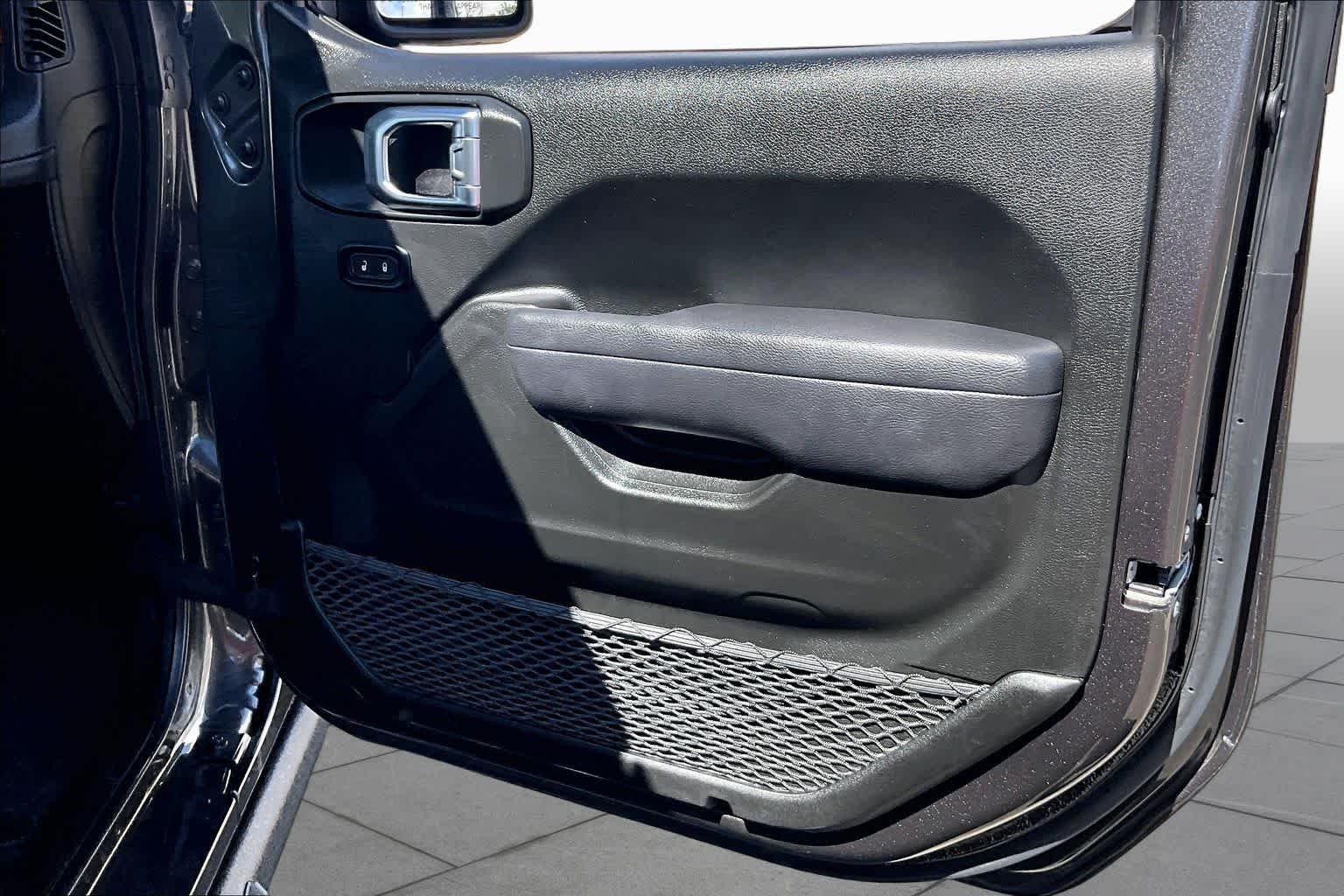 Used 2025 Granite Crystal Metallic Clearcoat Jeep Mojave image 20