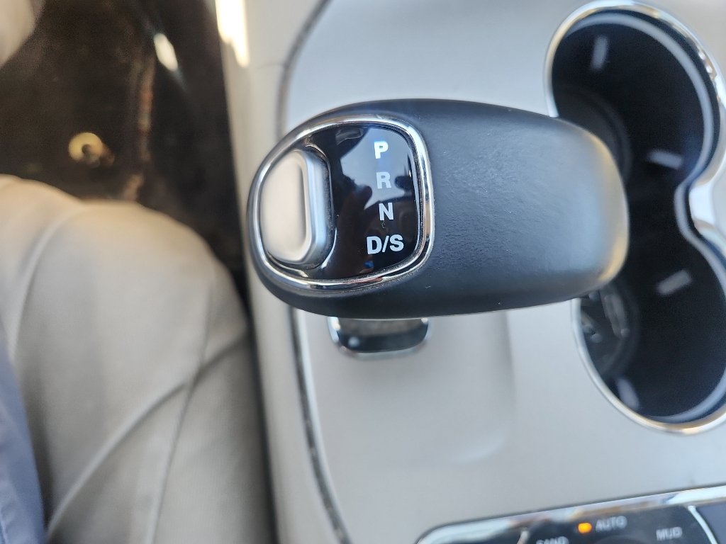 Used 2015 Champagne Jeep Limited image 20