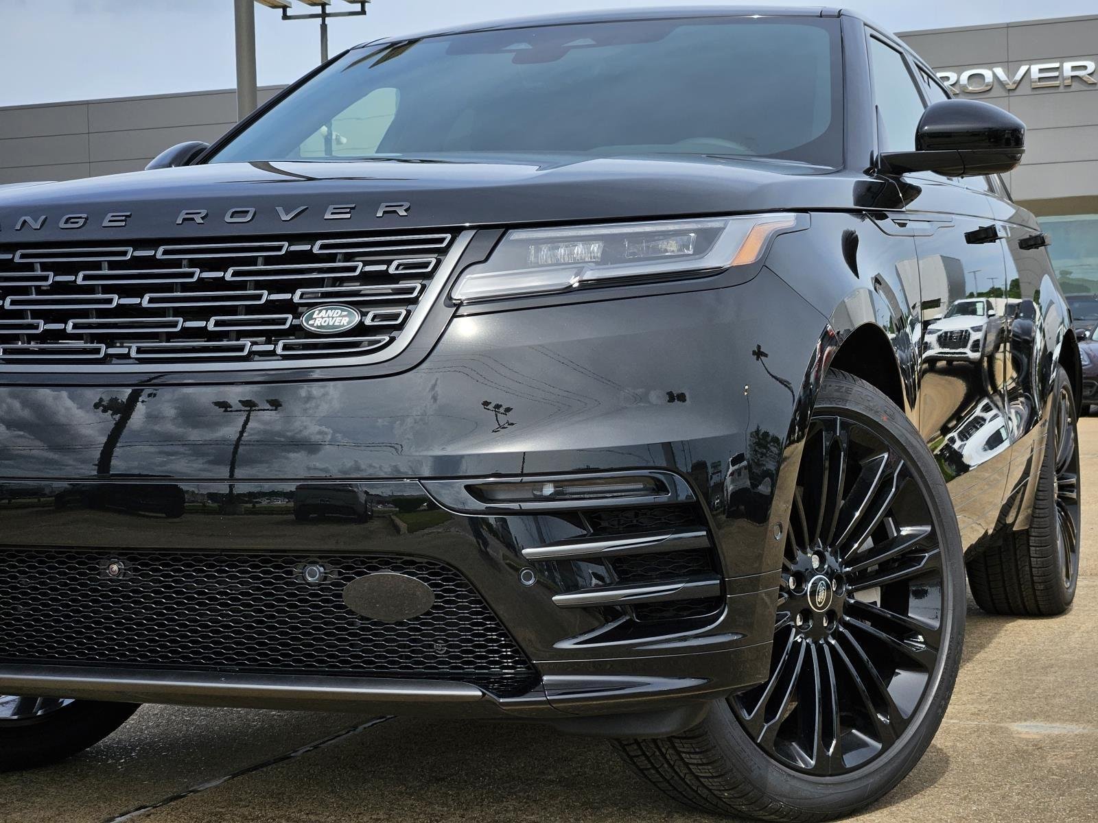 New 2026 Santorini Black Land Rover Dynamic SE image 7