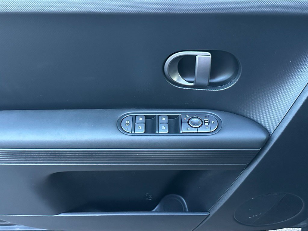 Used 2025 Black Hyundai SEL image 9