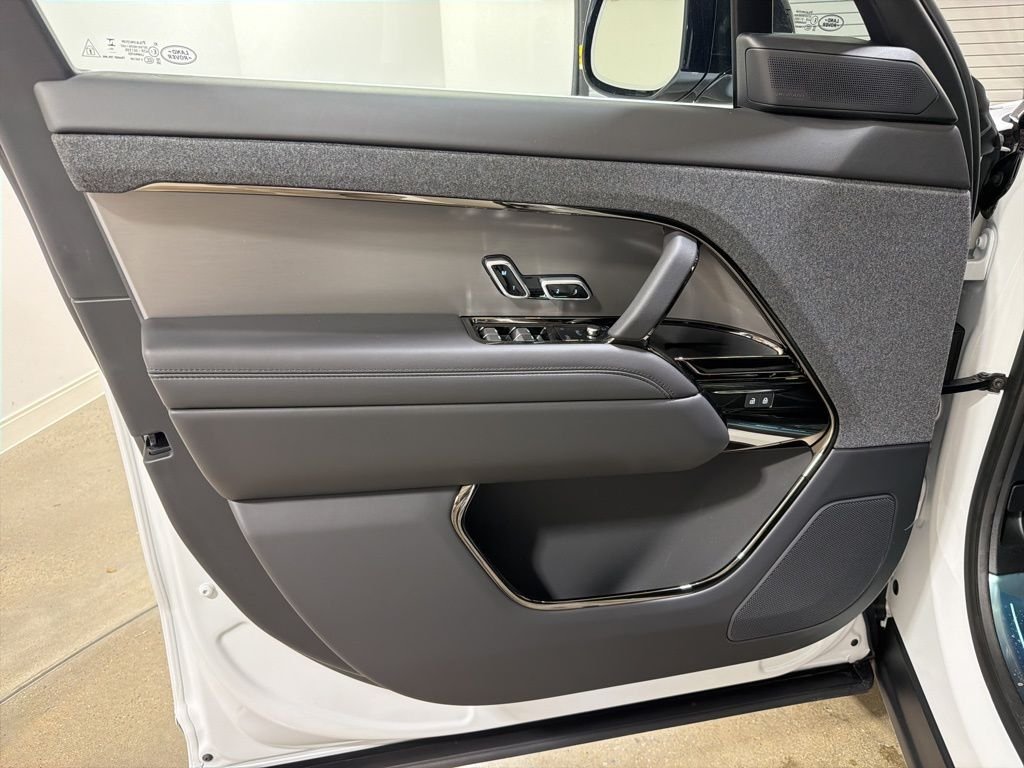 New 2026 Fuji White Land Rover Dynamic SE image 9