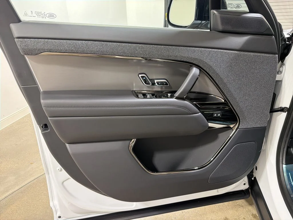 New 2026 Fuji White Land Rover Dynamic SE P530 V8 image 9