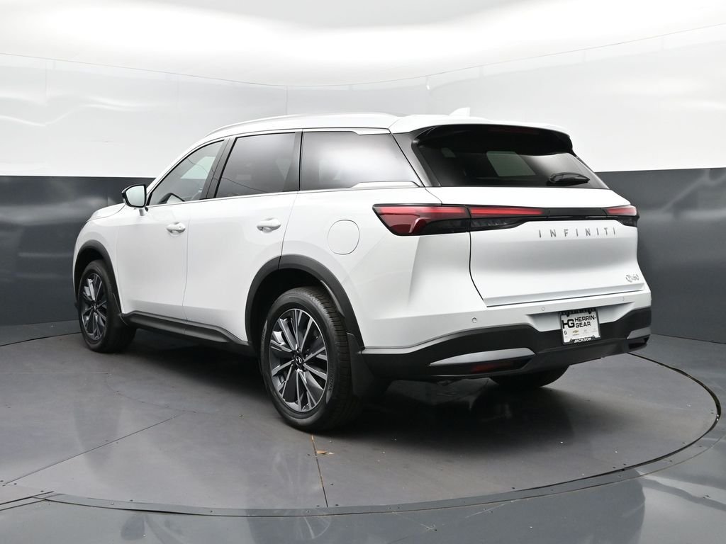 New 2027 RADIANT WHITE INFINITI Luxe FWD image 5