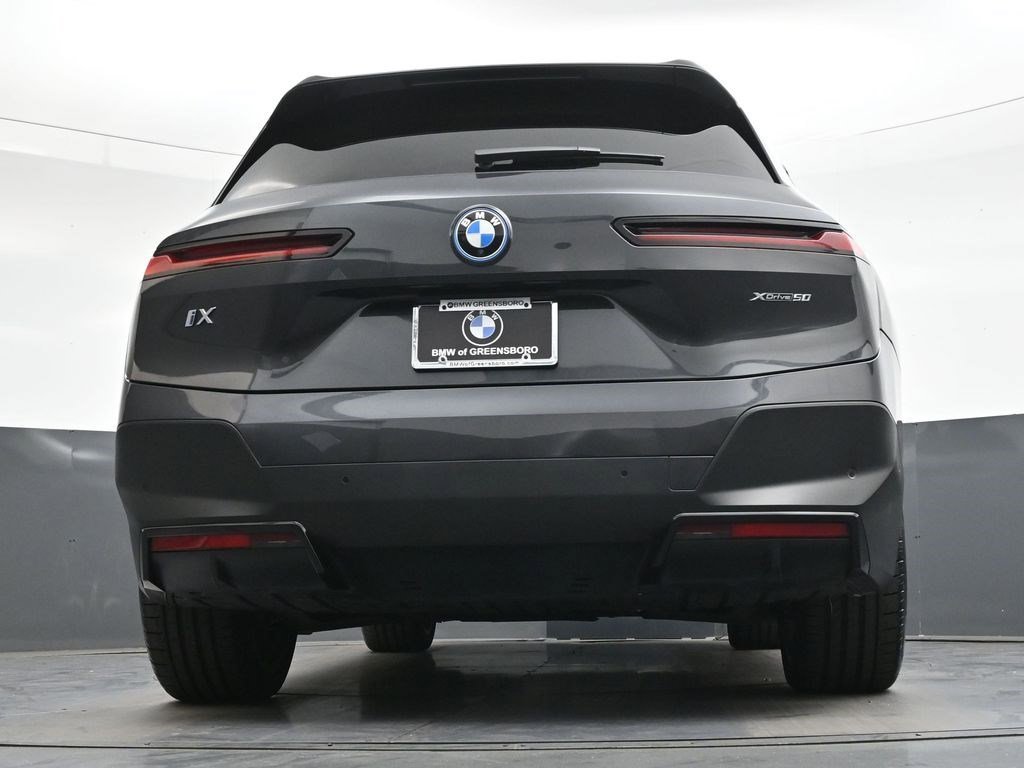 Used 2022 Gray BMW xDrive50 image 27