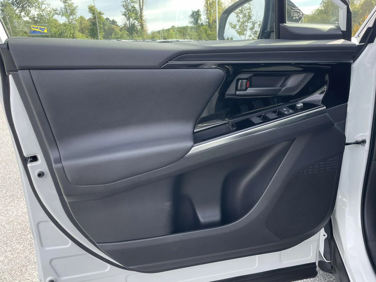 Used 2023 Wind Chill Pearl Toyota Limited image 5