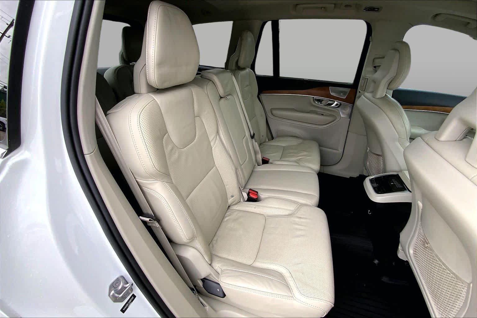 Used 2018  Volvo Inscription image 17