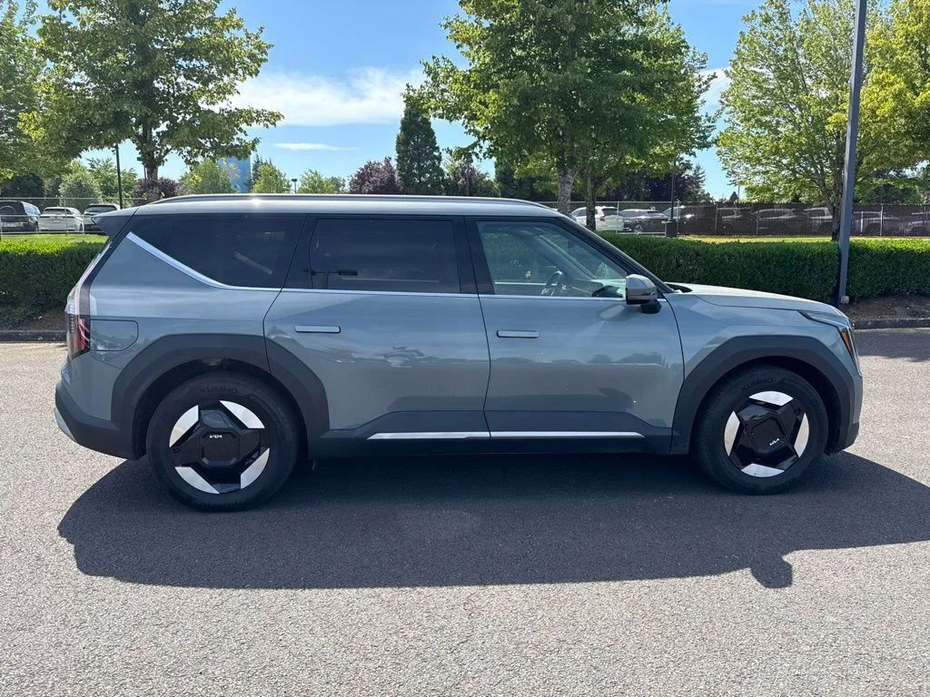 Used 2024 Iceberg Green Kia Wind image 8