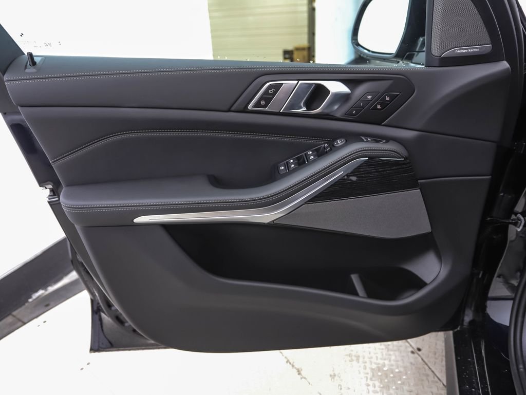 New 2026 Carbon Black Metallic BMW xDrive40i image 9
