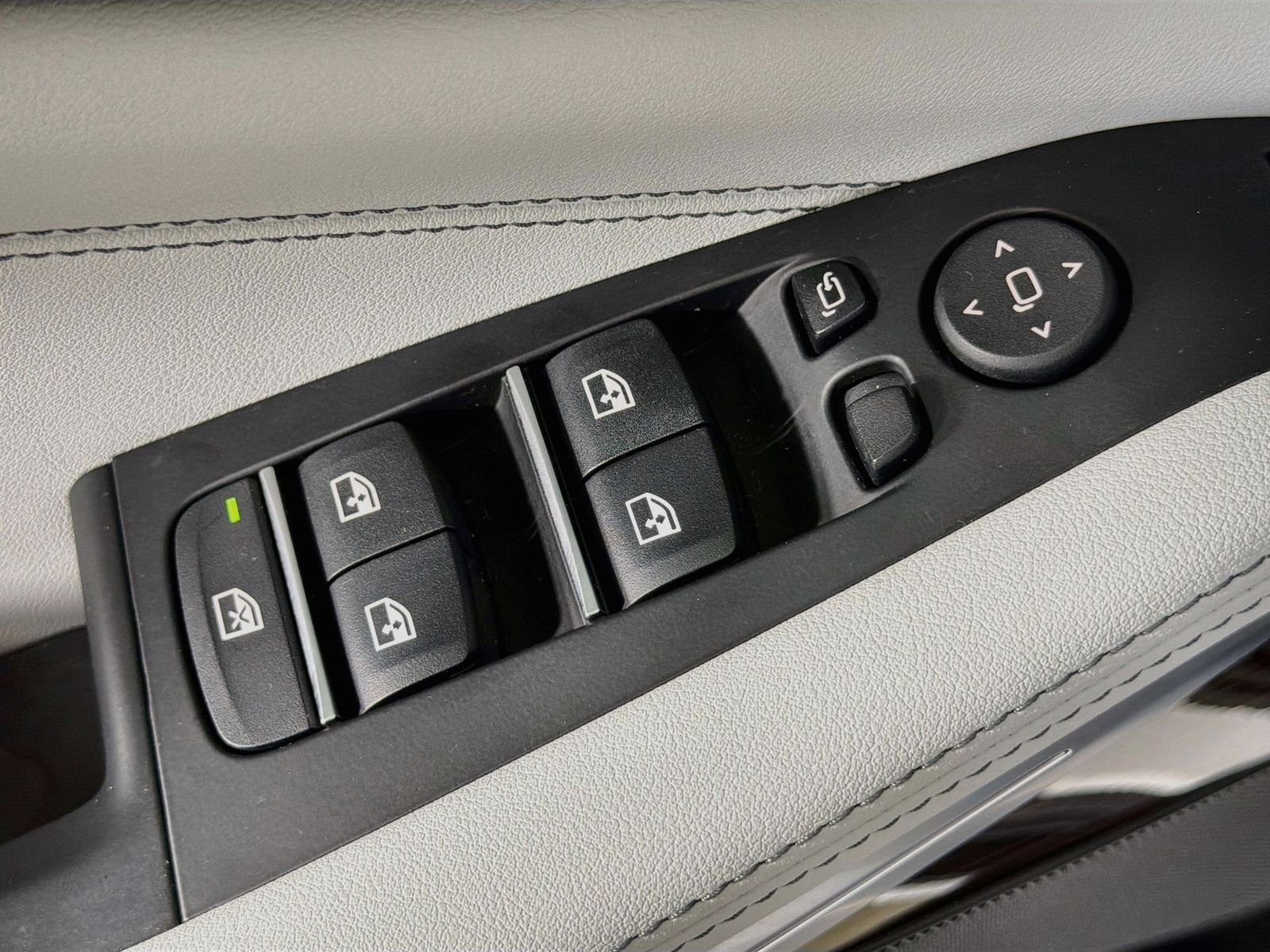 Used 2026 Mineral White Metallic BMW sDrive40i image 18