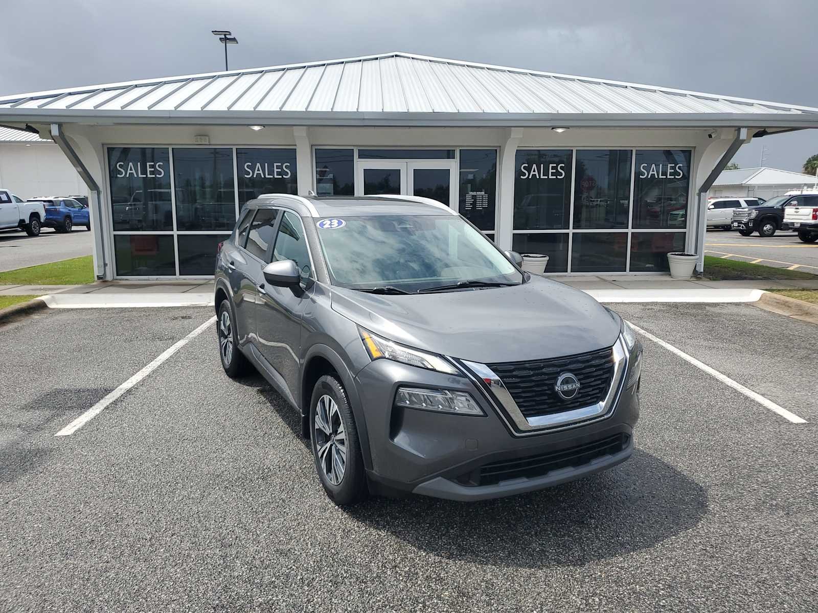 Used 2023 Gray Nissan SV image 8