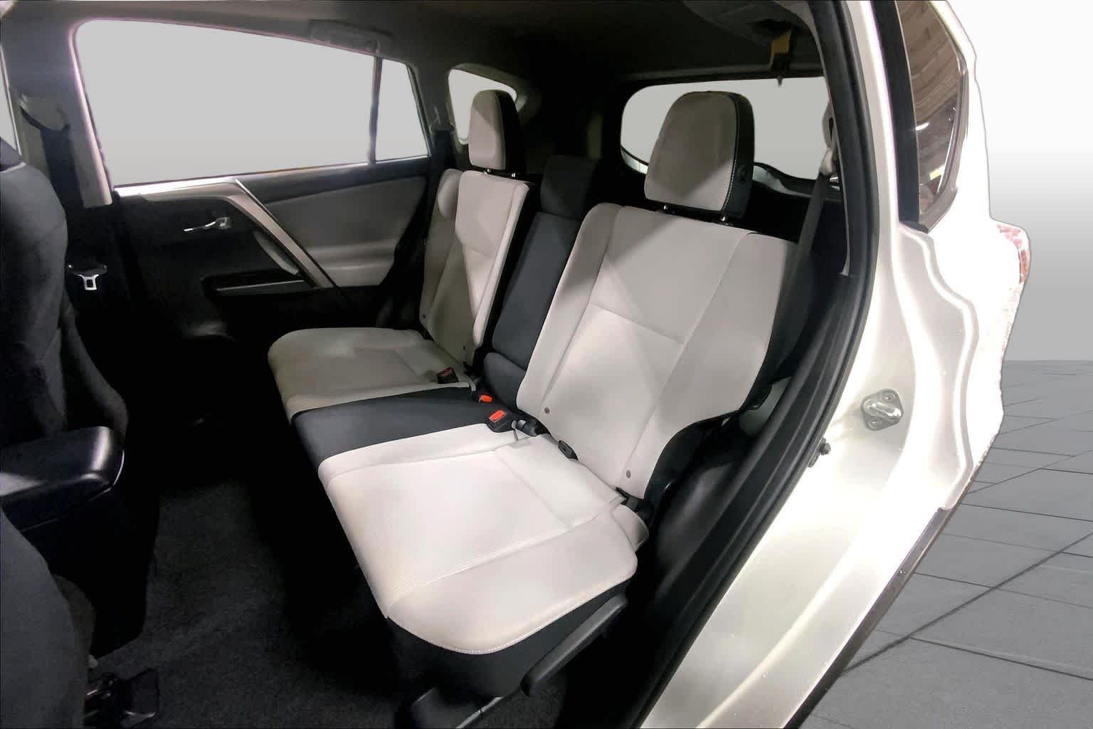 Used 2018 Super White Toyota XLE image 21