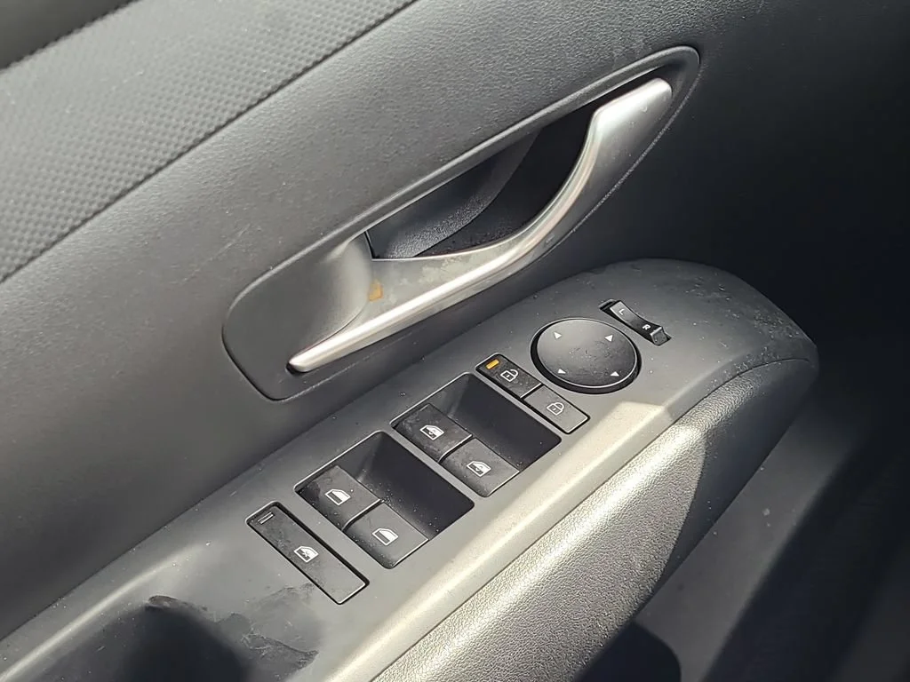 Used 2025 White Hyundai SEL image 18