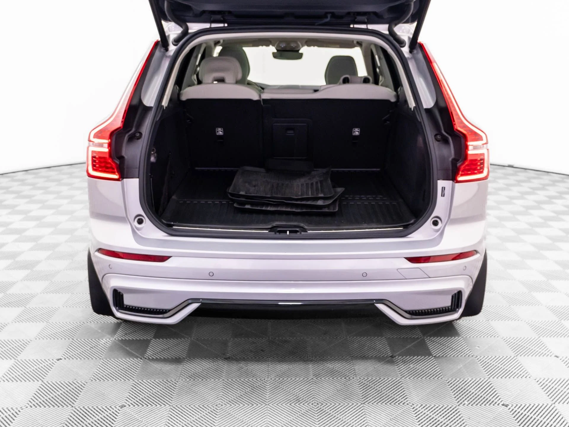 Used 2025 Silver Volvo T8 Plus image 31