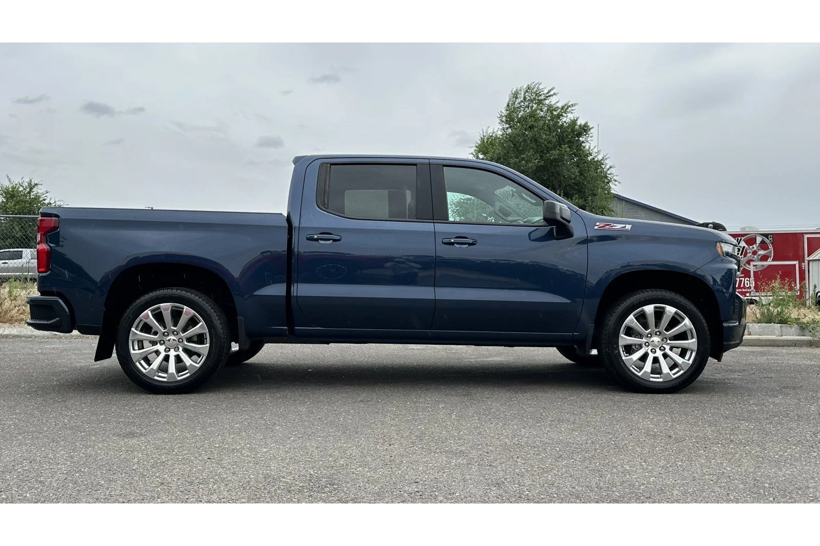 Used 2019  Chevrolet RST image 2
