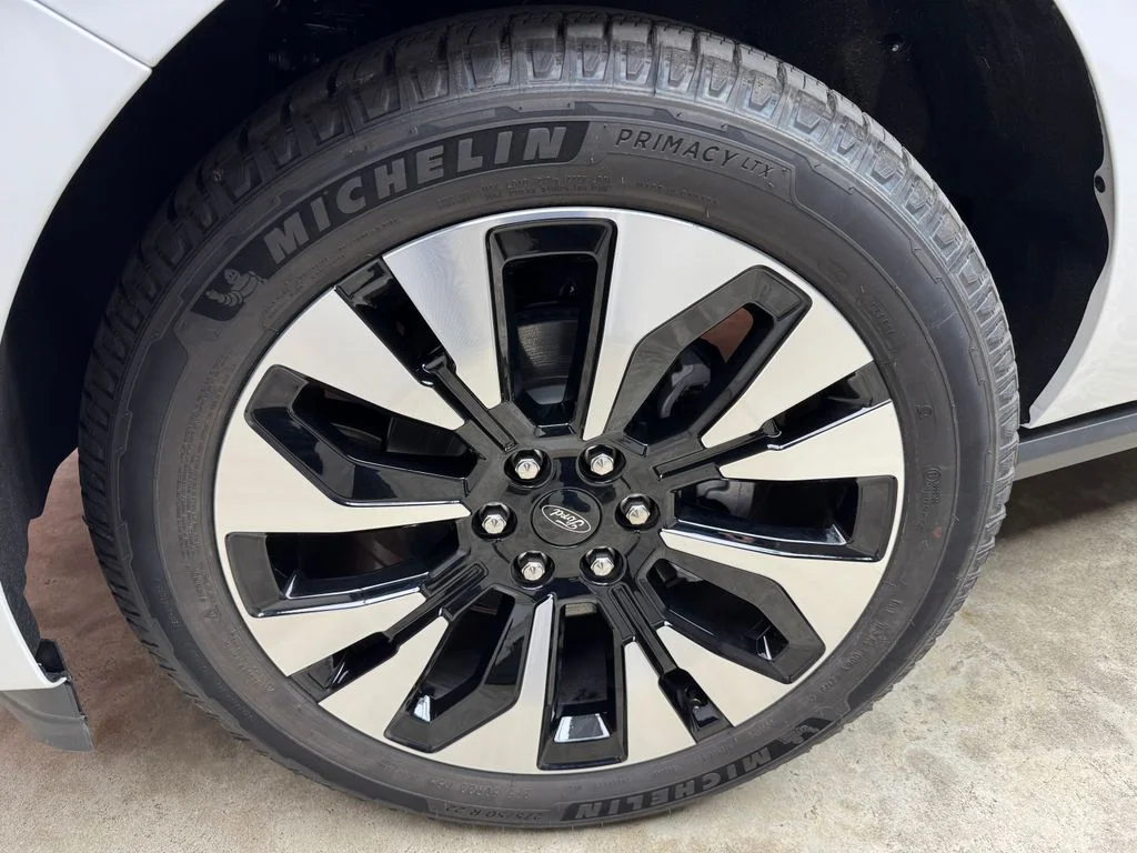 New 2027 Star White Metallic Tri-Coat Ford Platinum image 33