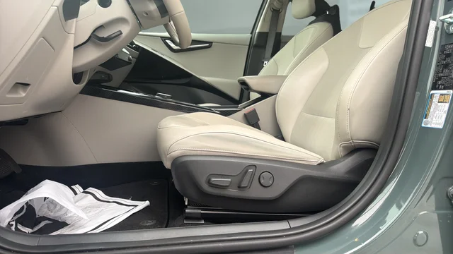 Used 2023 Green Kia Wind image 16