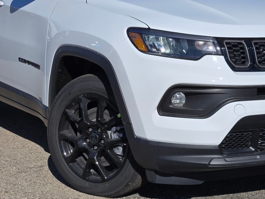 New 2026 Bright White Clearcoat Jeep Latitude image 3