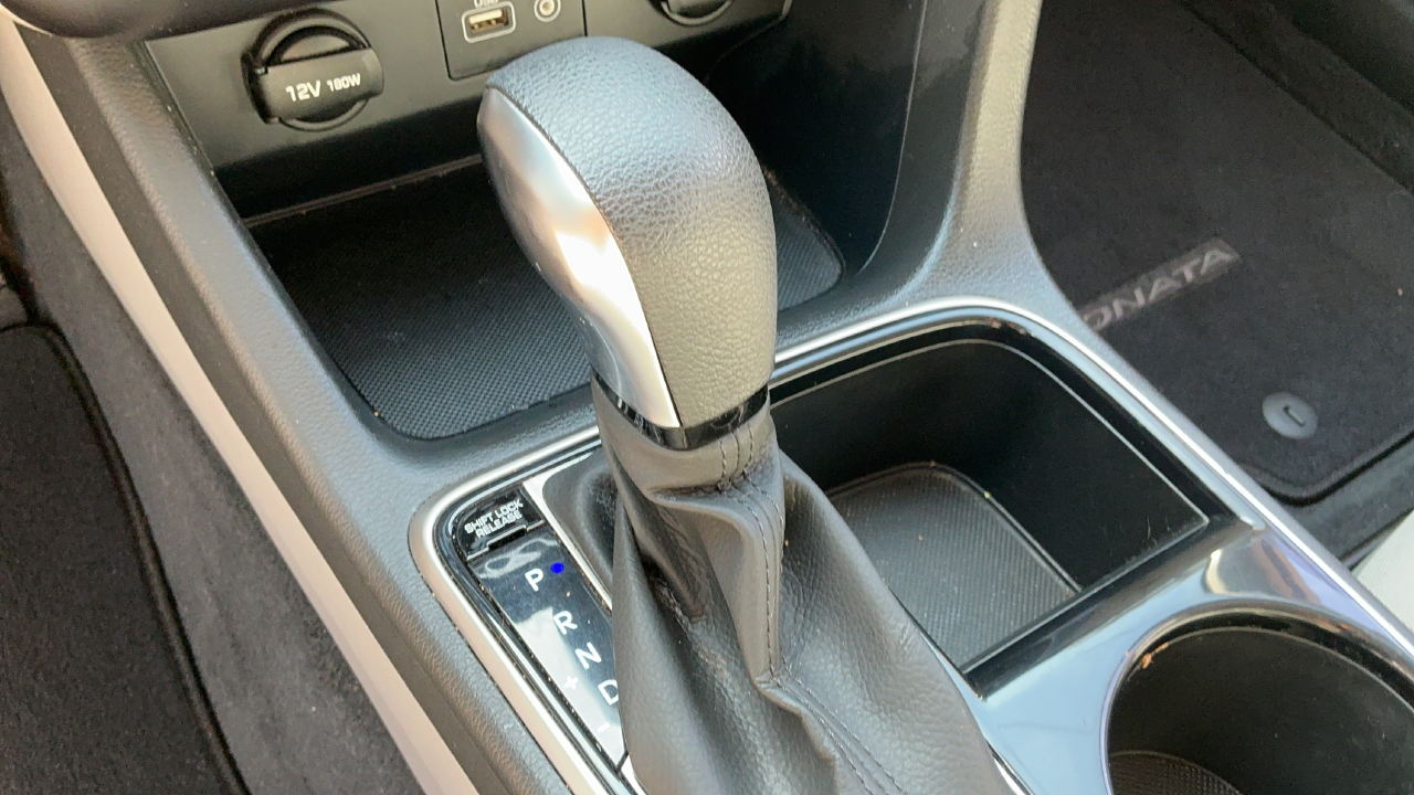 Used 2018 Silver Hyundai SE image 15
