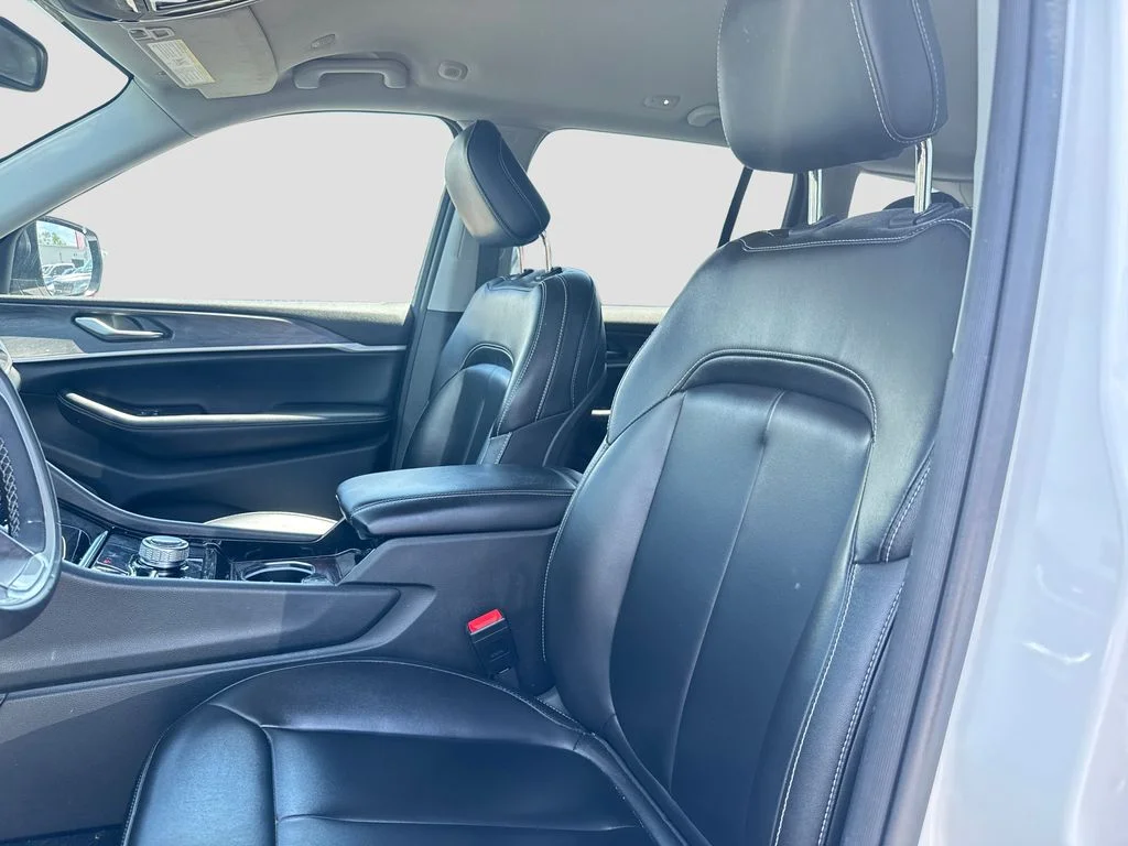 Used 2023 White Jeep Limited image 3