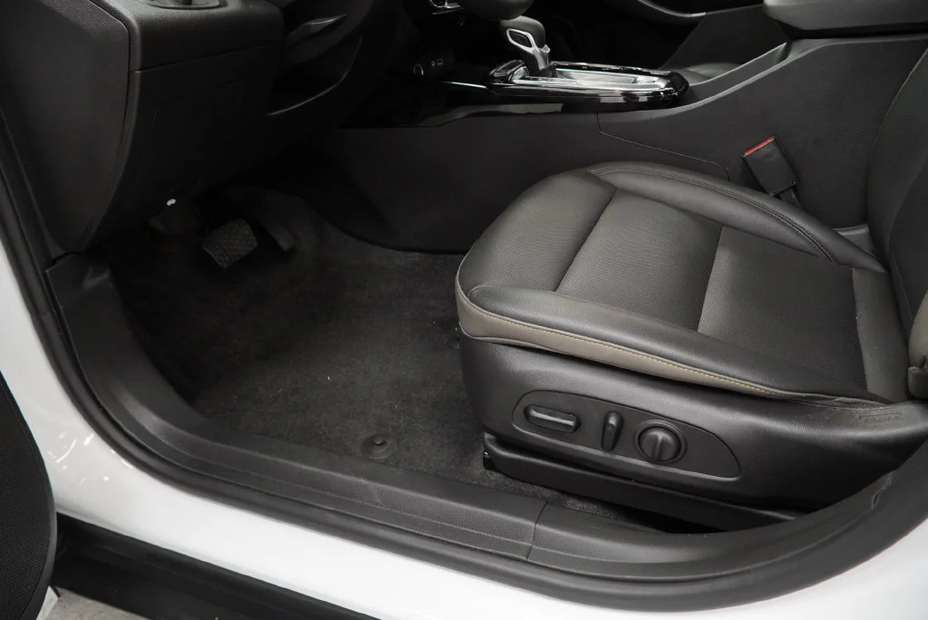 Certified Used 2024 Summit White Chevrolet ACTIV image 27