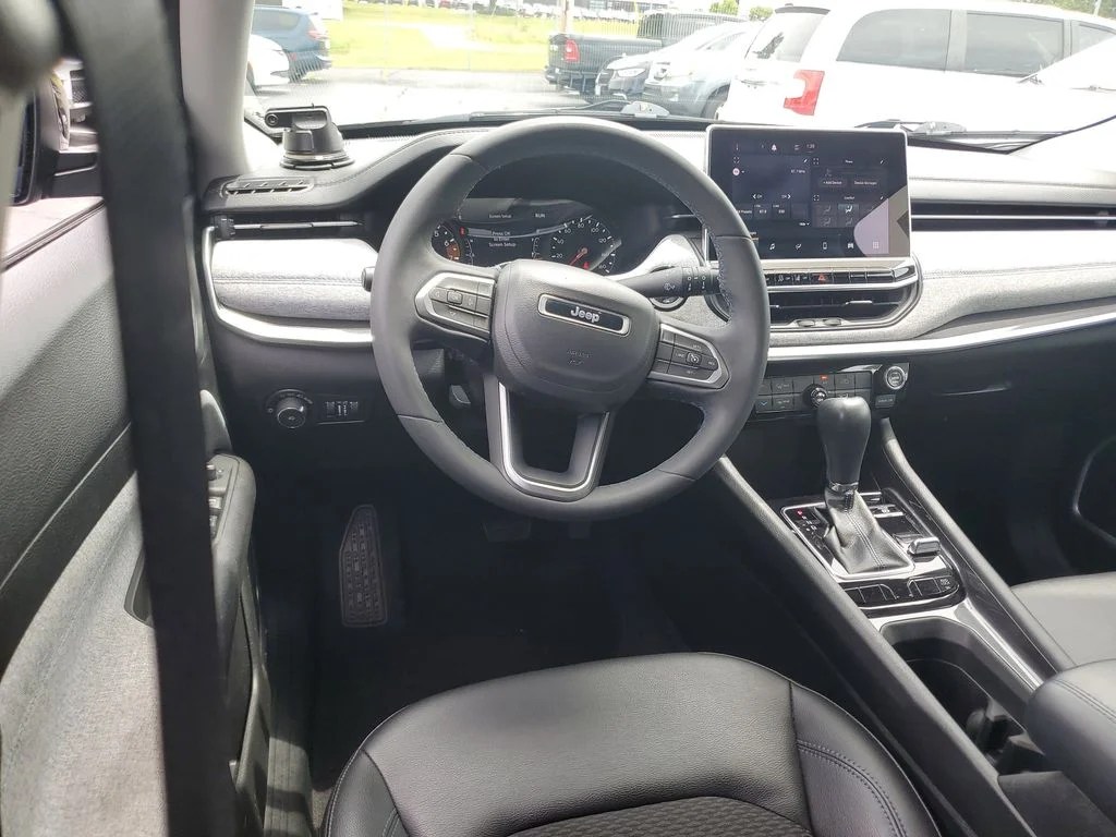 Certified Used 2022 Black Jeep Latitude image 11