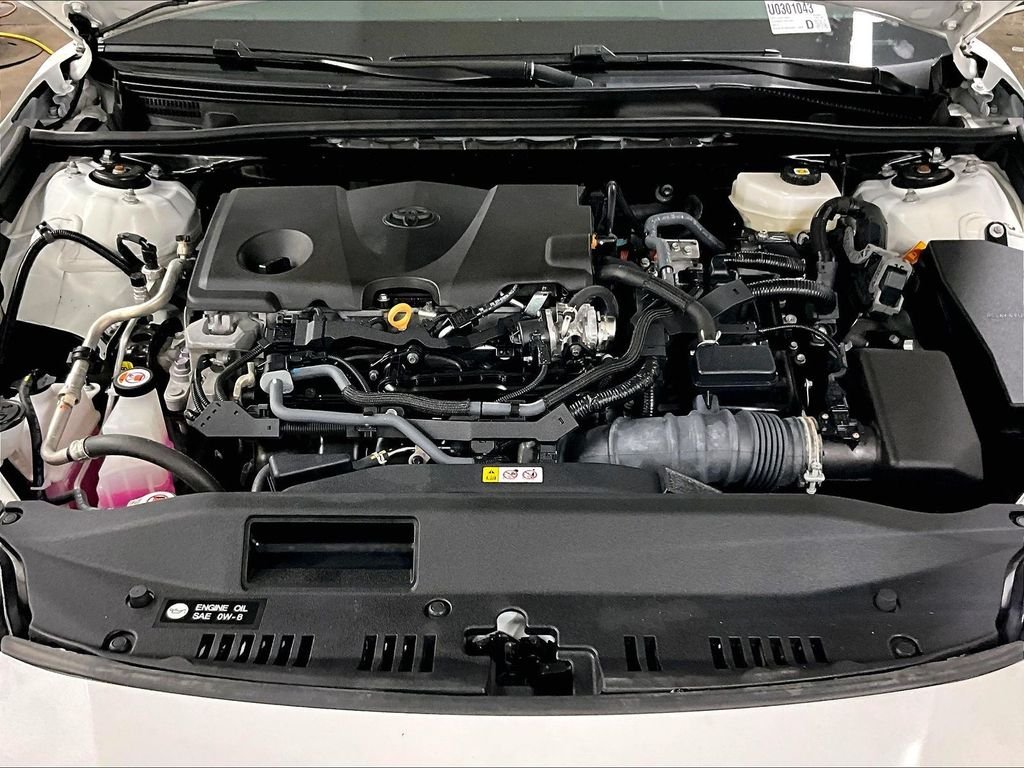 Used 2025 White Toyota LE image 27