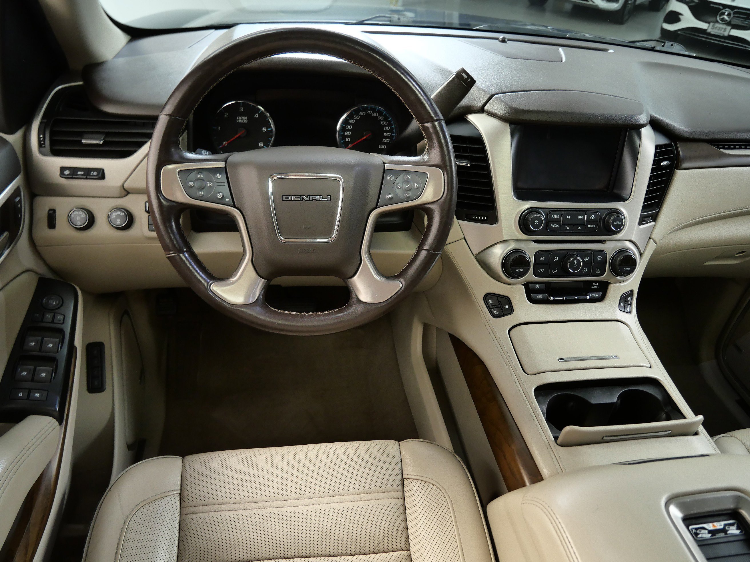 Used 2019 GMC Yukon XL Denali with VIN 1GKS2HKJ8KR326087 for sale in Minnetonka, Minnesota