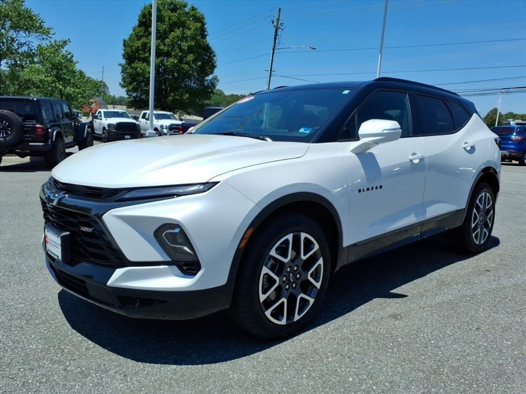 Used 2025 Iridescent Pearl Tricoat Chevrolet RS image 8